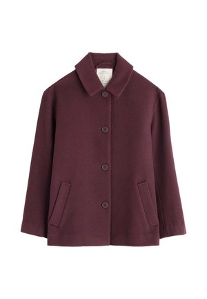 Bordo kaput s teksturiranim završetkom, s istaknutim ovratnikom, šest dugmadi i dva bočna džepa. Srednje dužine i ravnog kroja.