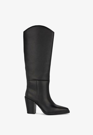 Botas negras hasta la rodilla hechas de cuero suave con puntera en punta y tacón cuadrado. Presentan un diseño estructurado en la parte superior redondeada para mayor soporte.