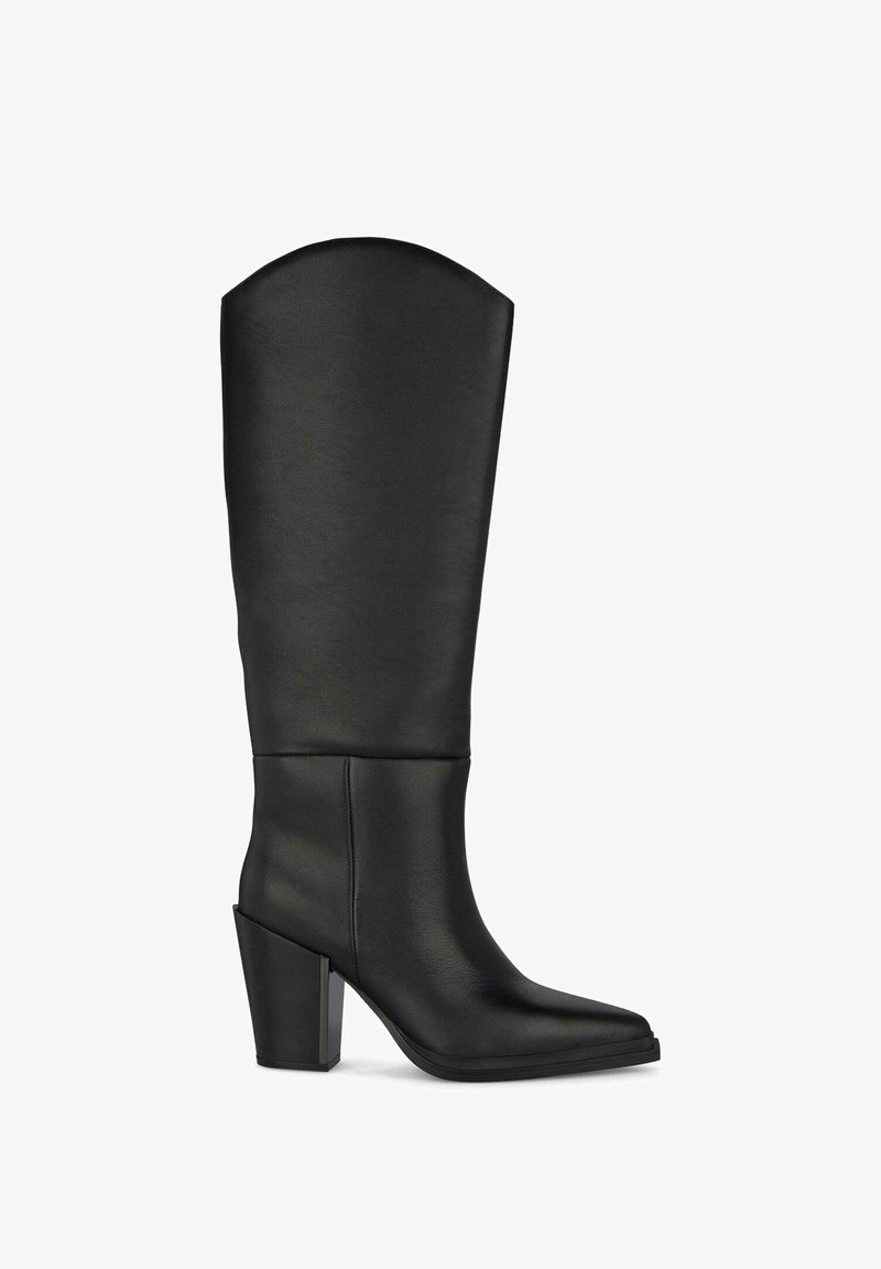 Botas negras hasta la rodilla hechas de cuero suave con puntera en punta y tacón cuadrado. Presentan un diseño estructurado en la parte superior redondeada para mayor soporte.