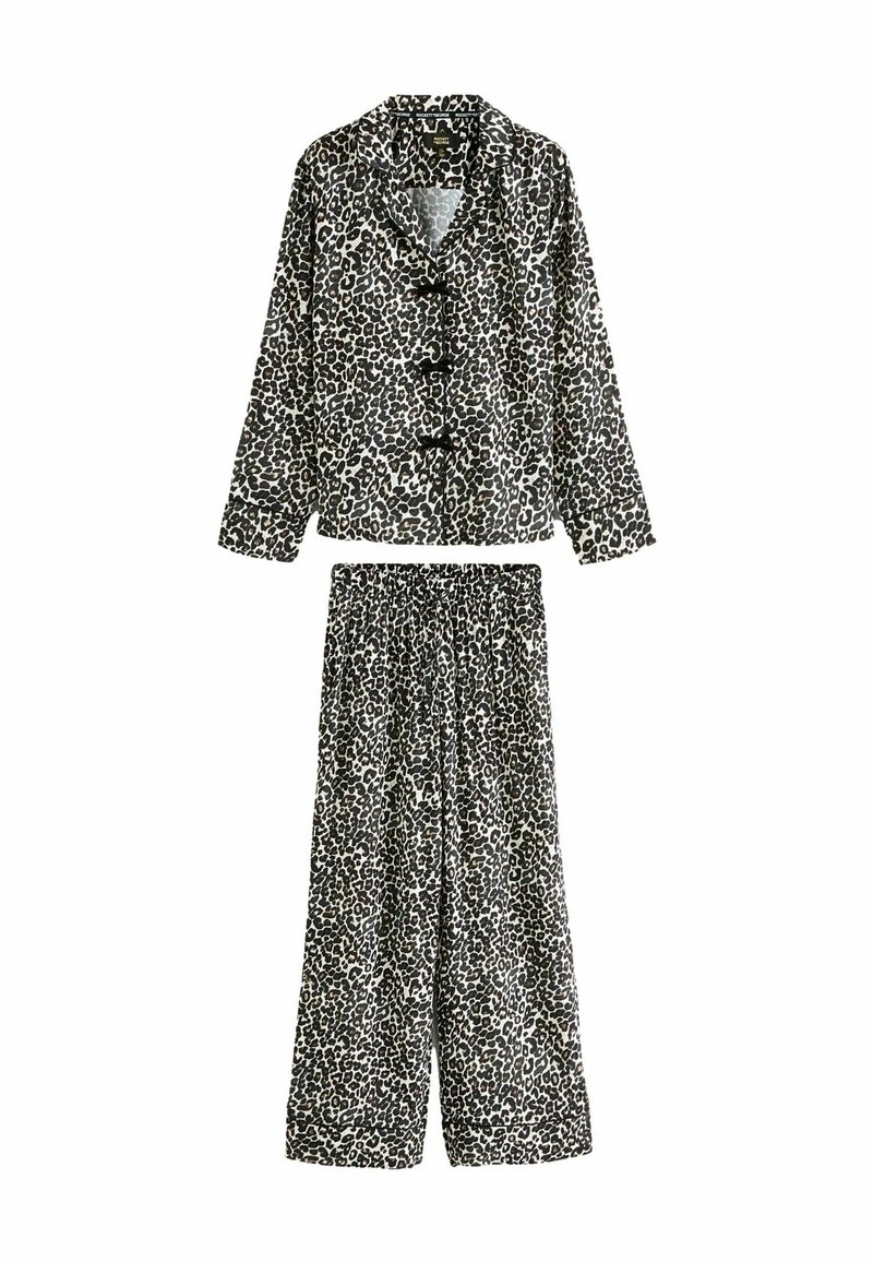 Set de pijama cu imprimeu leopard în alb și negru. Bluza are închidere cu nasturi și mâneci lungi; pantalonii au un talie elastică și o croială lejeră.