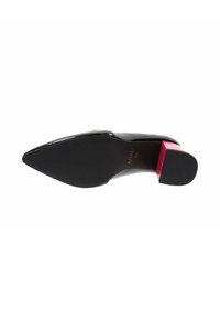 Scarpa nera a punta con tacco bloccato rosa basso, vista dalla suola che mostra il nome del marchio Azarey e la taglia 37.