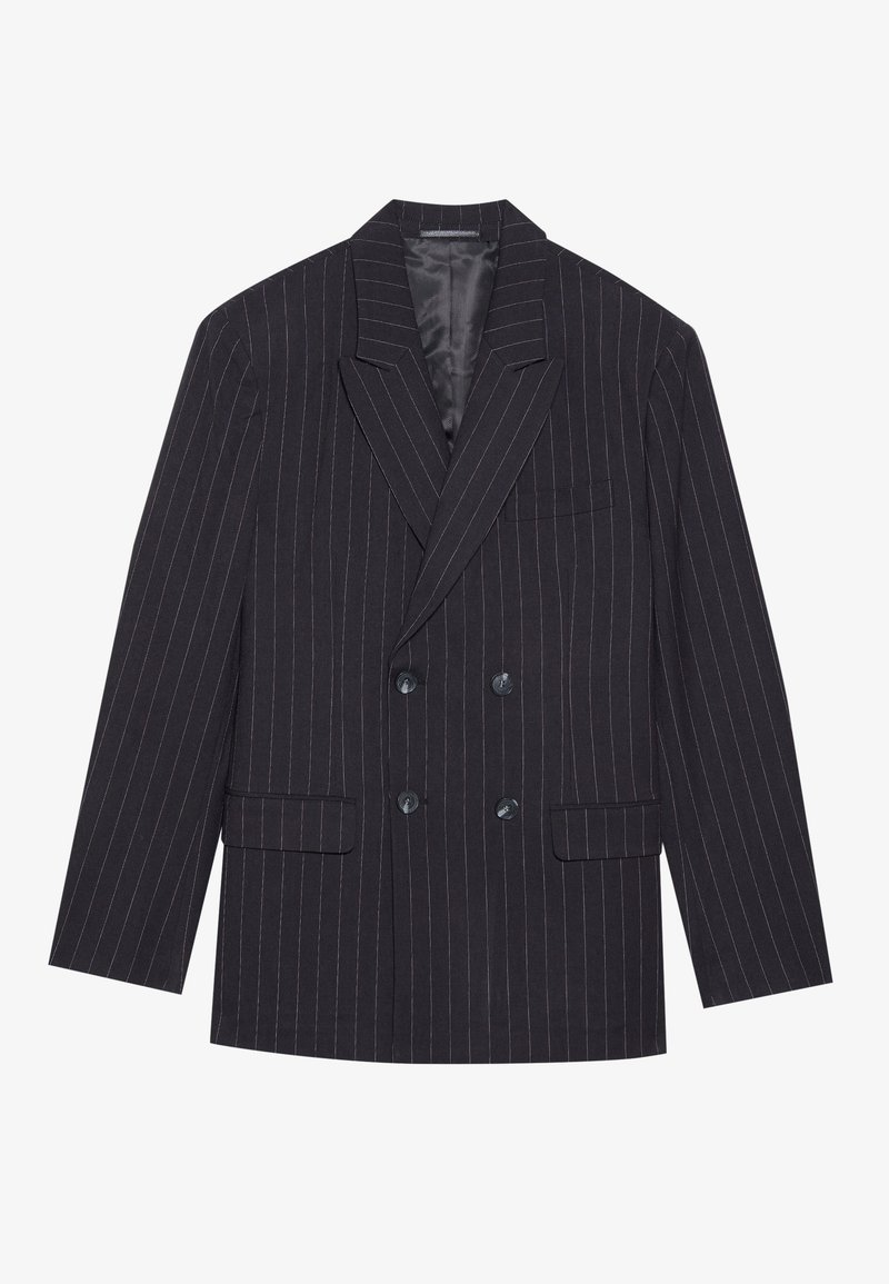 Blazer de corte doble con rayas negras, solapas con muesca, dos bolsillos frontales y seis botones; textura suave y ajuste entallado.