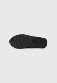 Anna Field Trainers - leo