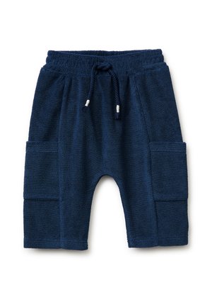 Granatowe spodenki z frotty dla malucha, z elastycznym pasem, sznurkiem do wiązania oraz dużymi naszywanymi kieszeniami po bokach.