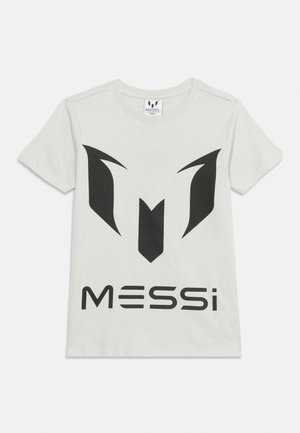 Weißes T-Shirt mit kurzen Ärmeln, vorne mit einem großen stilisierten schwarzen "M"-Logo und darunter gedruckt "MESSI".