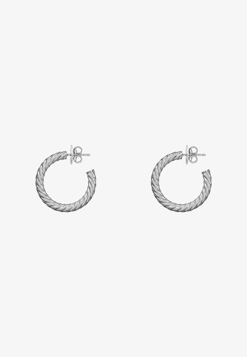 Pendientes de aro plateados con un diseño de cuerda retorcida. Cuentan con un cierre de presión seguro. Forma circular con un acabado suave y texturizado.