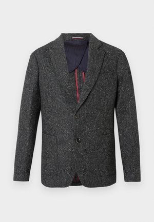 Veste en chevron noir et gris avec un revers cranté, une fermeture à bouton sur le devant, et un intérieur doublé avec des accents bordeaux.