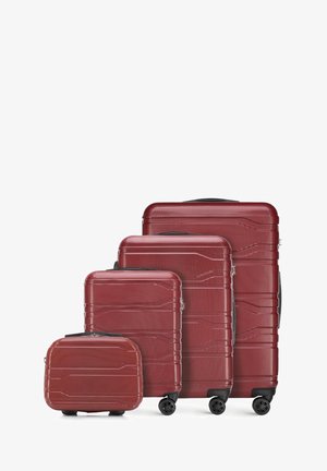 Set mit vier roten Hartschalenkoffern mit strukturierten Oberflächen, in verschiedenen Größen und mit Spinner-Rädern für einfache Mobilität.