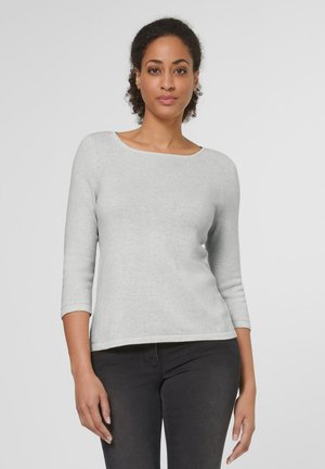 Hellgrauer Strickpullover mit Rundhalsausschnitt und Dreiviertelärmeln, der eine glatte Textur und minimale Nähte aufweist.
