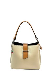 Leren handtas in roomkleur met een gladde textuur, bruine accentriem en zilveren hardware details. Beschikt over een bovenklep en een aangehechte label.