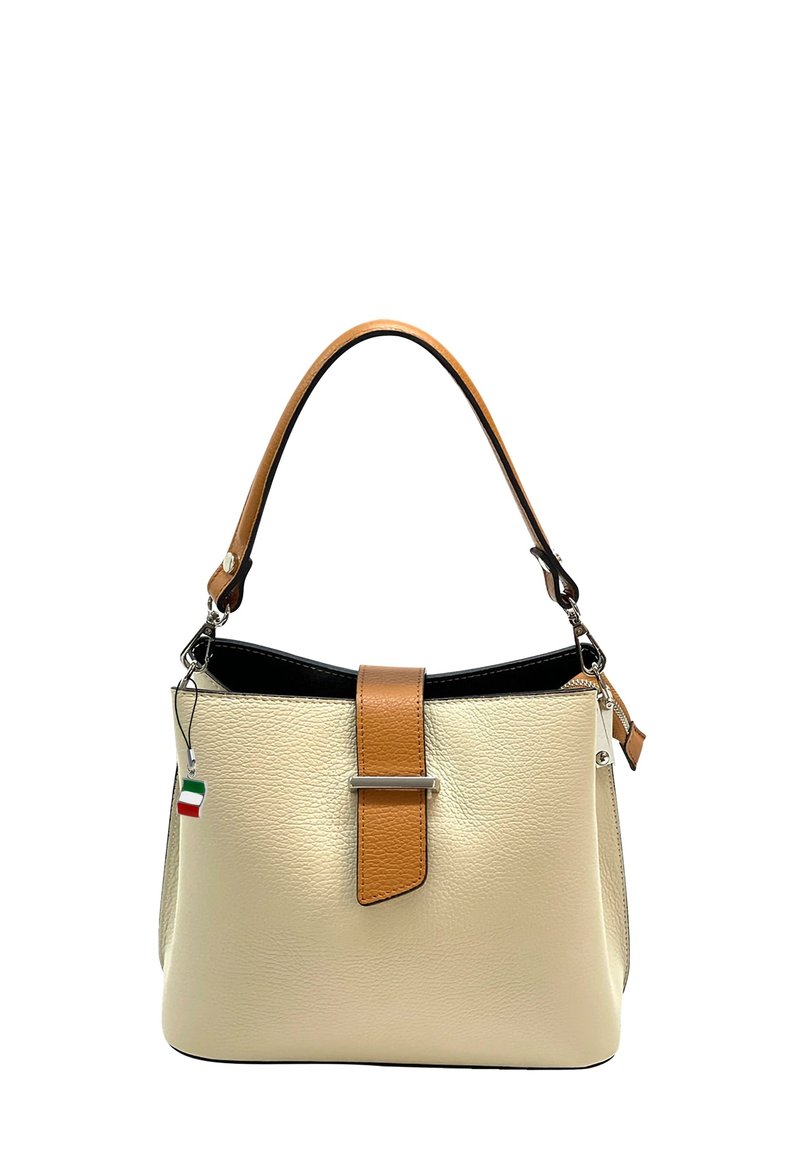 Leren handtas in roomkleur met een gladde textuur, bruine accentriem en zilveren hardware details. Beschikt over een bovenklep en een aangehechte label.