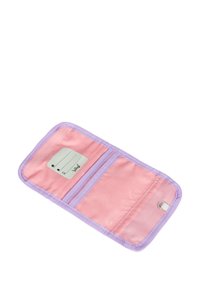 Interno di un portafoglio in tessuto rosa con bordino lilla, dotato di due scomparti per carte e un'area per etichetta. Texture liscia con un delicato motivo di design.