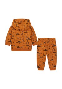 Ensemble en sweat à capuche et pantalon orange, décoré de motifs de montagnes et de forêts en noir. Tissu doux et texturé ; design à capuche avec des poignets et une taille élastiques.
