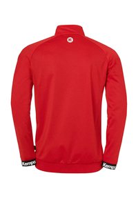 Rød atletisk jakke med høj krave, lange ærmer og sorte mærkede manchetter. Glat tekstur, minimalistisk design og fremtrædende logo på ryggen.