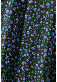 Schwarzer Stoff mit einem floralem Muster, das lila und blaue Blumen zeigt, ergänzt durch grüne Stängel und Blätter. Glatte Textur.