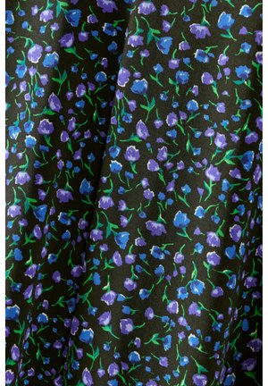 Sort stof med et blomstermønster, der indeholder lilla og blå blomster, suppleret med grønne stængler og blade. Glat tekstur.