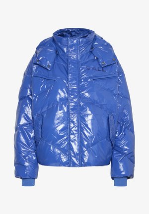 Modrá nafukovacia bunda s lesklým povrchom, vybavená vysokým golierom, zipsom vpredu a vreckami na hrudi a po stranách.