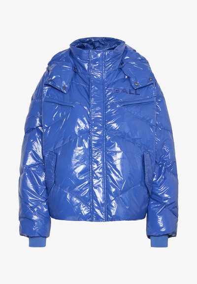 Kék puffermellény fényes felülettel, magas gallérral, cipzáras elülső résszel és mellkasi, valamint oldalsó zsebekkel.