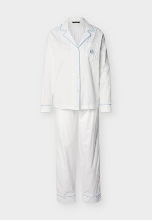 Hvit to-delt pysjamasett med lyseblå piping, knappet, langermet topp, brystlomme med monogram og matchende bukser.