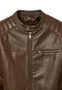 Giacca in pelle marrone con colletto a coste, chiusura a cerniera diagonale e tasca laterale con cerniera. Texture liscia con un leggero motivo a grana.