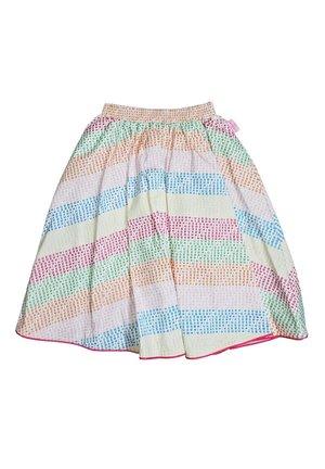 Gonna svasata con vita elasticizzata caratterizzata da strisce orizzontali arcobaleno composte da piccoli motivi quadrati su sfondo bianco.