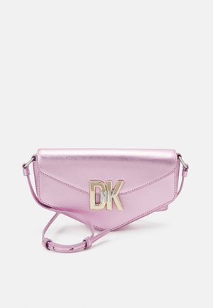 Rosa metallische Handtasche mit diagonaler Nahtverarbeitung, goldfarbener Hardware mit dem Logo "DK" und einem abnehmbaren Schulterriemen. Kompakte Ausführung.