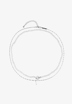 Collier à deux rangs en argent avec petites perles blanches, fermoir à barre, perle en pendentif et chaînette rallonge réglable.