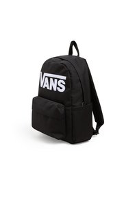 Černý látkový batoh s zakřiveným vrškem, který má velké bílé logo "VANS" a přední kapsu. Obsahuje dvojité nastavitelné ramenní popruhy.