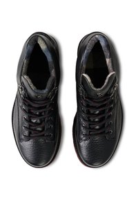 Czarne skórzane buty z teksturowaną powierzchnią, czerwonymi sznurowadłami i wzorzystą wyściółką wewnętrzną. Posiadają wyściełany kołnierz i zapięcie na zamek.