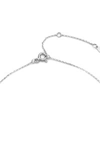 Collier en argent avec un fermoir à homard, des maillons délicats et un design simple avec une texture lisse et une finition polie.