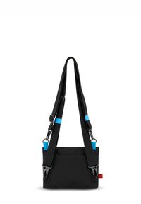 Svart väska med justerbara svarta remmar som har blå accenter och metalldetaljer. Rektangulär form med framficka och märkt tag.