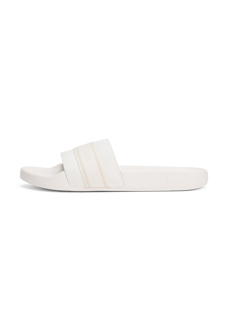 Hvide glidesandaler med to brede stropper med lyse beige accenter, en glat tekstureret fodseng og et afrundet tådesign.
