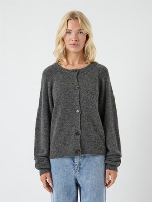 Cárdigan de punto gris oscuro con un escote redondo, mangas largas y cierre frontal de botones. Fabricado con una tela suave y texturizada.