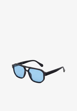 Zwarte rechthoekige zonnebril met lichtblauwe getinte glazen en gebogen pootjes op een witte achtergrond.