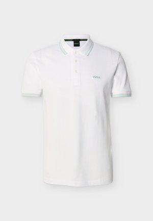 Polo blanc en coton avec une patte de boutonnage à trois boutons, col et poignets de manches rayés vert pâle, et logo brodé sur la poitrine.