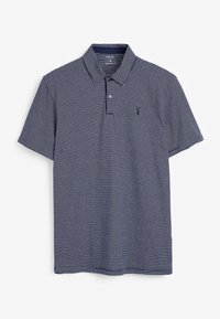 Polo navy con rayas horizontales blancas, mangas cortas y cuello abotonado. Presenta un pequeño logo bordado en el lado izquierdo.