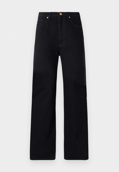 Crne traperice s ravnim nogavicama, visokim strukom, pet džepova, zlatnim detaljima i suptilnim šavovima.