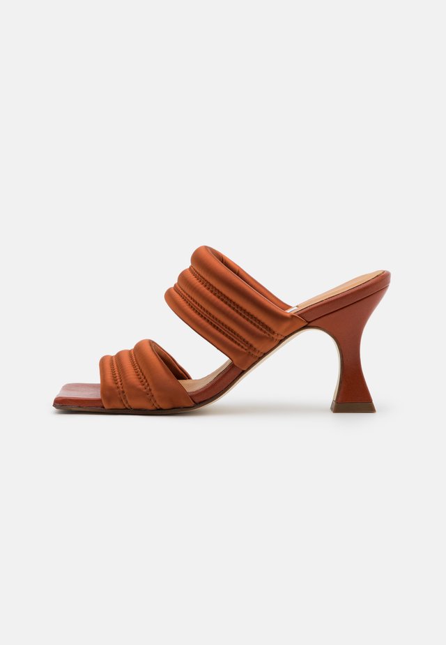 FROSTINE - Mules à talons - brick