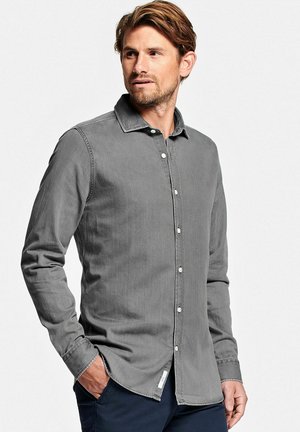 Grijs denimshirt met een kraag, lange mouwen en knoopsluiting. Zachte textuur met een licht getailleerde pasvorm, voorzien van een label aan de zijkant.
