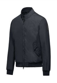 Giacca bomber navy con colletto alto, zip frontale, tasche laterali e polsini a coste, realizzata in un tessuto liscio e opaco.