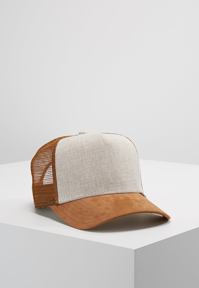 Tan baseballcap met een gestructureerde crèmekleurige voorkant, een mesh achterkant en een zachte, suède-achtige klep. Gestikte accenten zijn zichtbaar langs de randen.