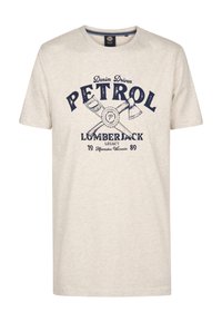 Krémové bavlněné tričko s krátkým rukávem, s námořnickým grafickým potiskem seker a textem "PETROL LUMBERJACK LEGACY" umístěným na středu přední části.