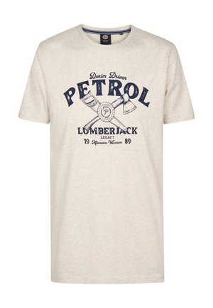 Cremefarbene Baumwoll-T-Shirt mit kurzen Ärmeln, das einen marineblauen Grafikdruck von Äxten und den Text "PETROL LUMBERJACK LEGACY" in der Mitte der Vorderseite zeigt.
