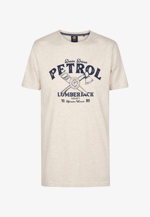 Cremefarbene Baumwoll-T-Shirt mit kurzen Ärmeln, das einen marineblauen Grafikdruck von Äxten und den Text "PETROL LUMBERJACK LEGACY" in der Mitte der Vorderseite zeigt.
