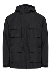 Giacca nera impermeabile con cappuccio, zip frontale, quattro tasche con pattina e polsini regolabili. Realizzata in tessuto leggero e resistente.