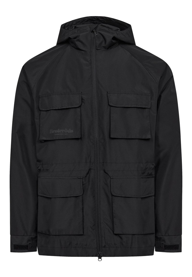 Giacca nera impermeabile con cappuccio, zip frontale, quattro tasche con pattina e polsini regolabili. Realizzata in tessuto leggero e resistente.