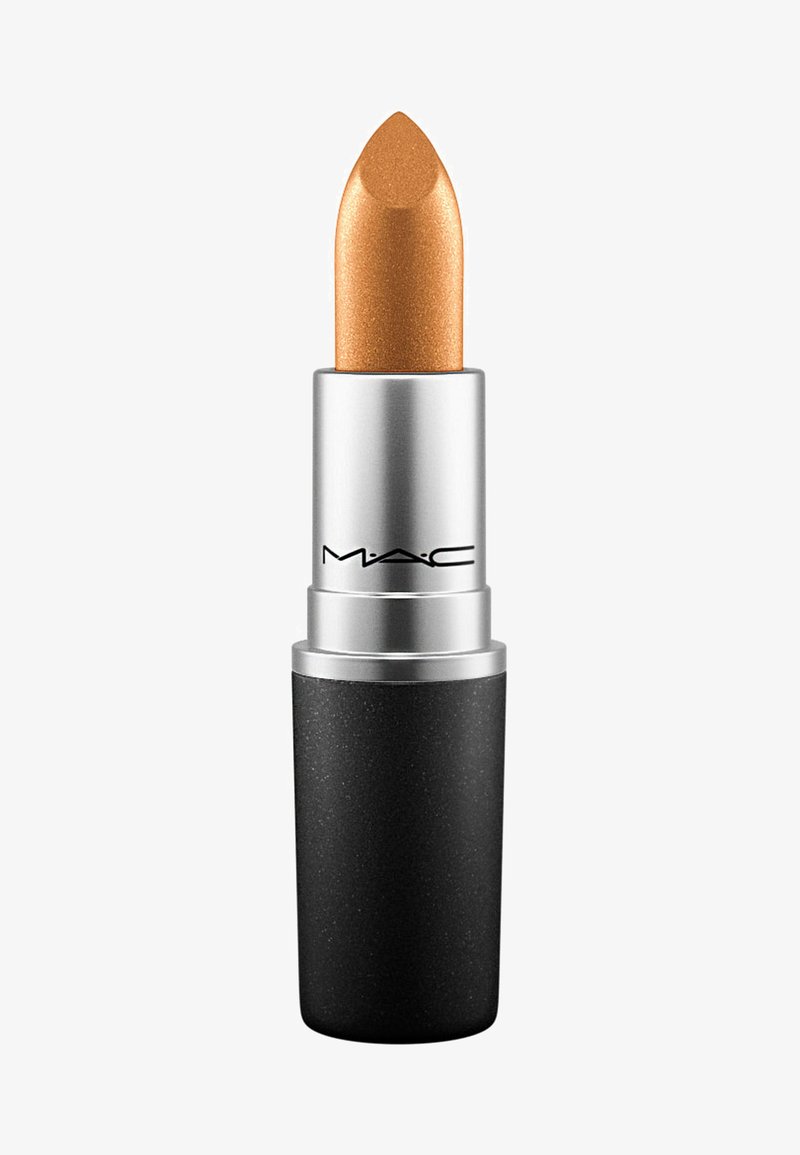 Rossetto in tonalità dorata metallica all'interno di un astuccio nero opaco, con una fascia argentata alla base e il logo MAC sul lato.