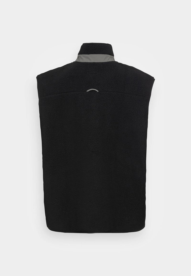 Gilet in pile nero con collo alto, caratterizzato da un accento grigio al collo e un motivo sottile sulla superficie del tessuto.