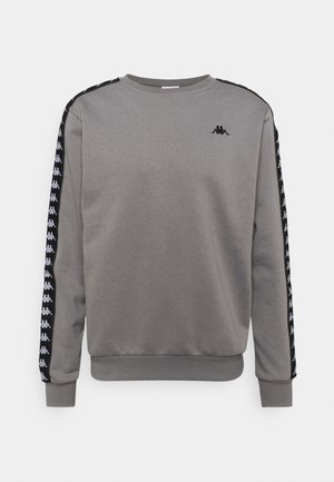 Grauer Pullover mit Rundhalsausschnitt, schwarzen Seitenstreifen mit weißen Logomustern sowie gerippten Bündchen und Saum.