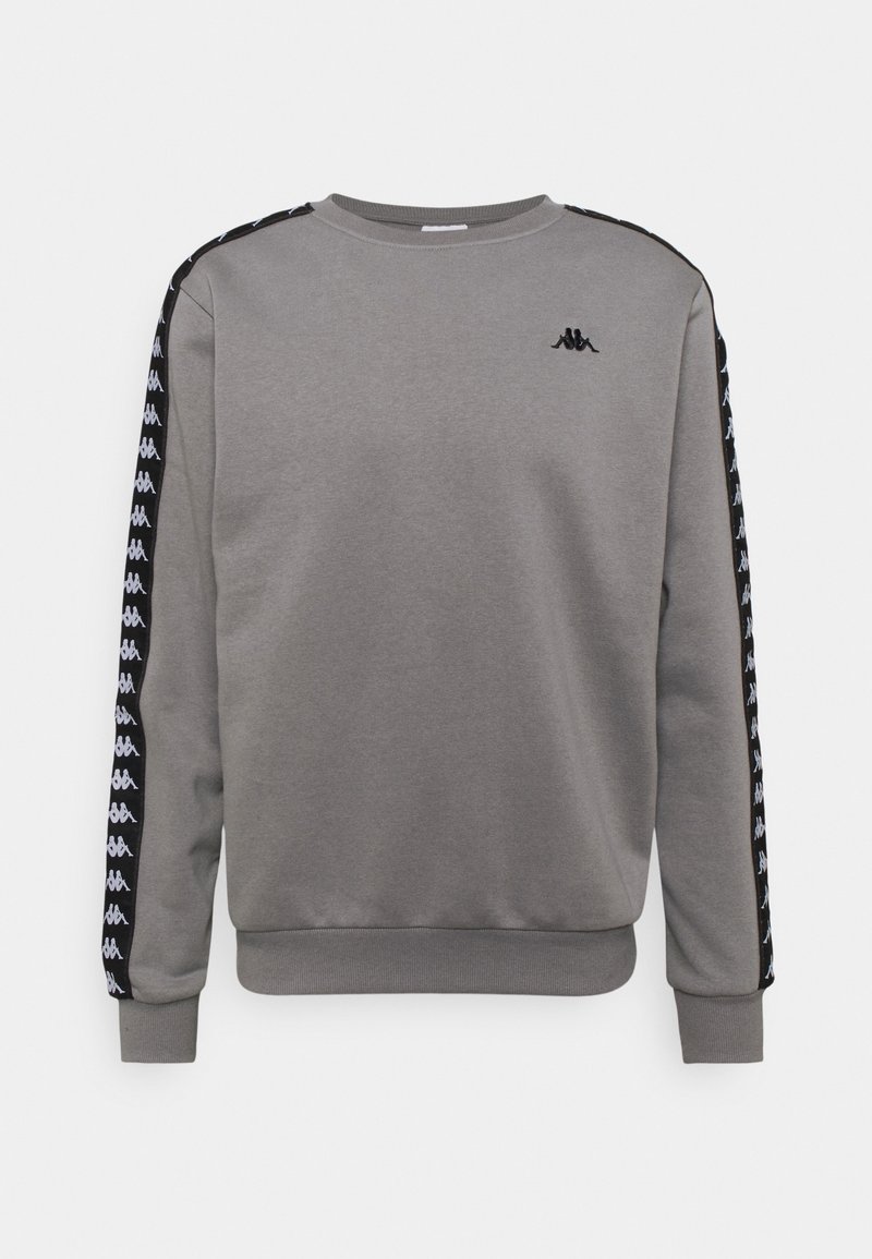 Sweat-shirt gris à col rond, avec des bandes latérales noires ornées de motifs de logo blancs, et des poignets et un ourlet côtelés.